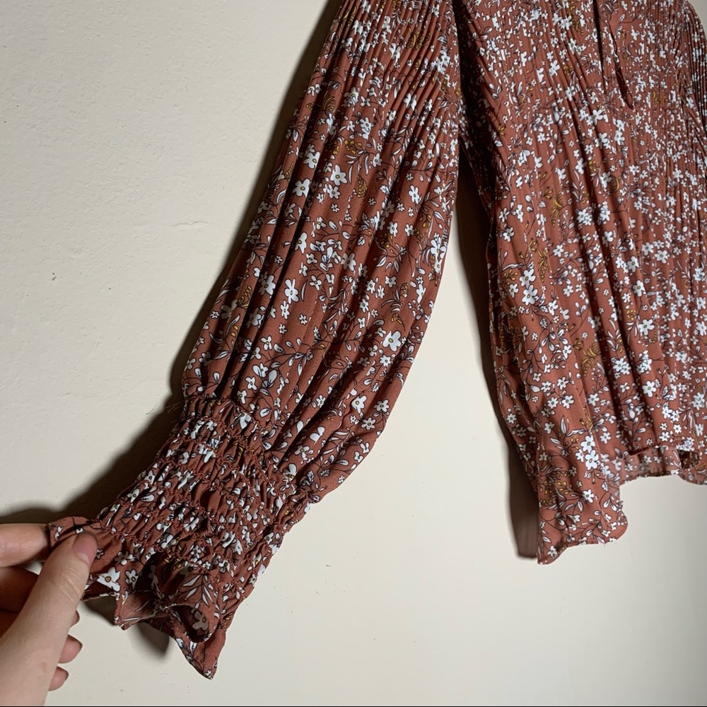 Brown ribbed light weight blouse with white floral mauscrda open low v front NWT